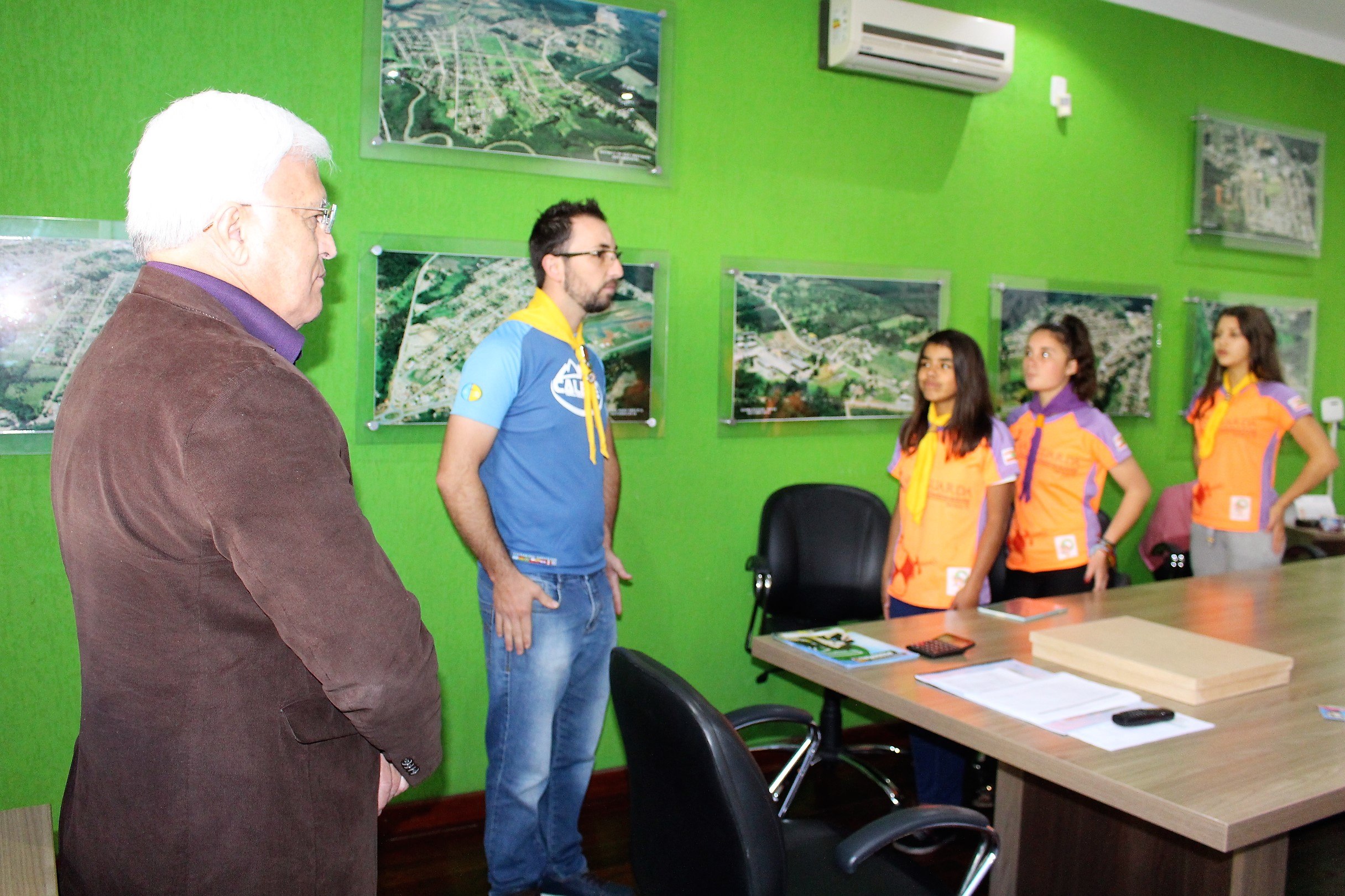 You are currently viewing Prefeito de Três Barras recebe visita do clube dos desbravadores