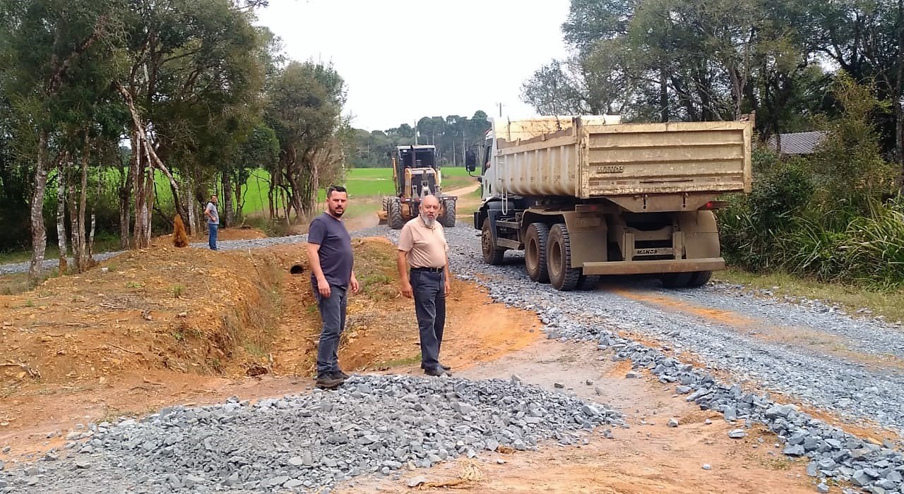 You are currently viewing Prefeitura realiza recuperação de estrada na localidade de Engenho Queimado