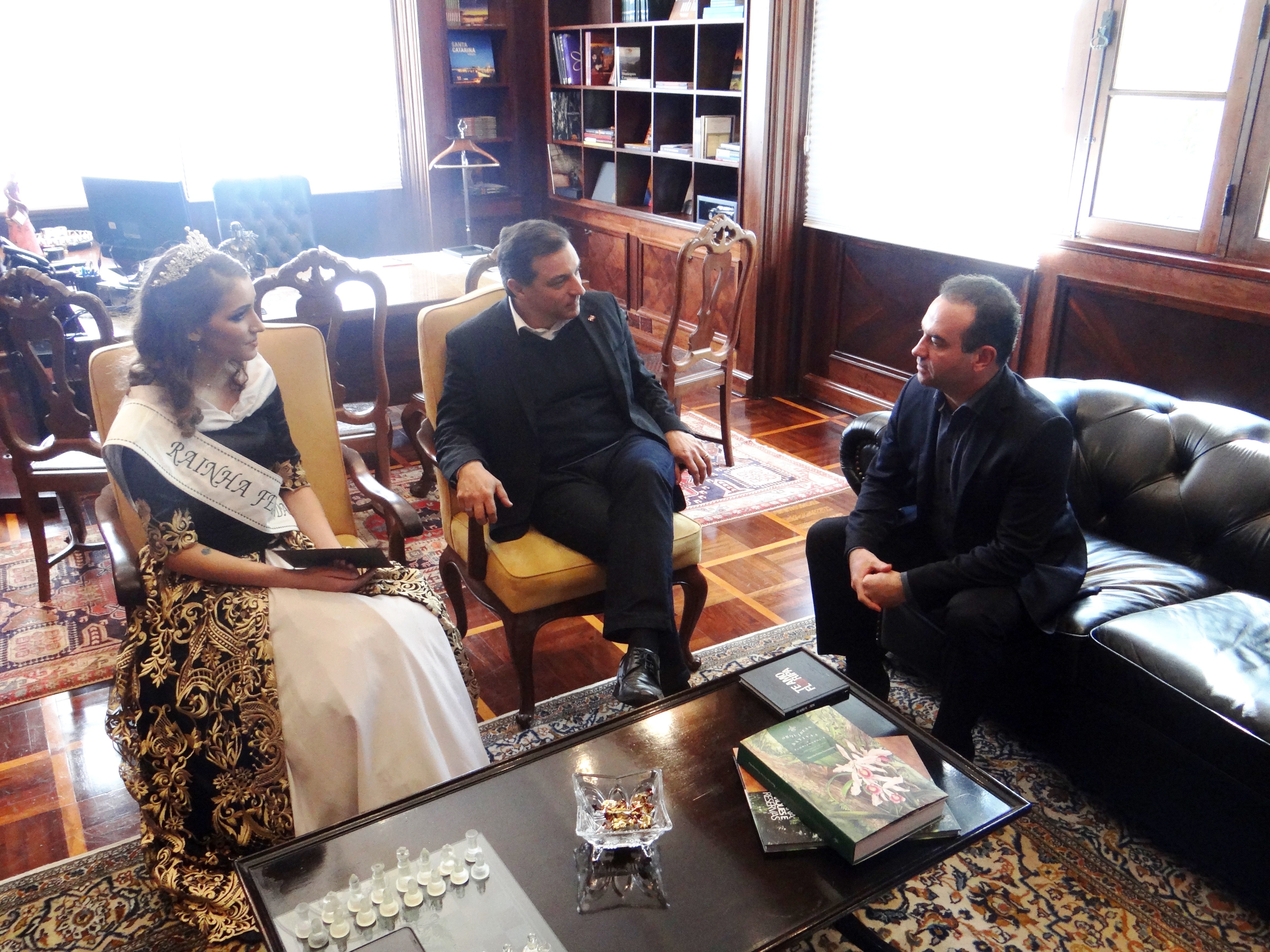 Read more about the article Prefeito de Mafra e Rainha Raissa entregam para o governador o convite da 2ª Festa das Etnias