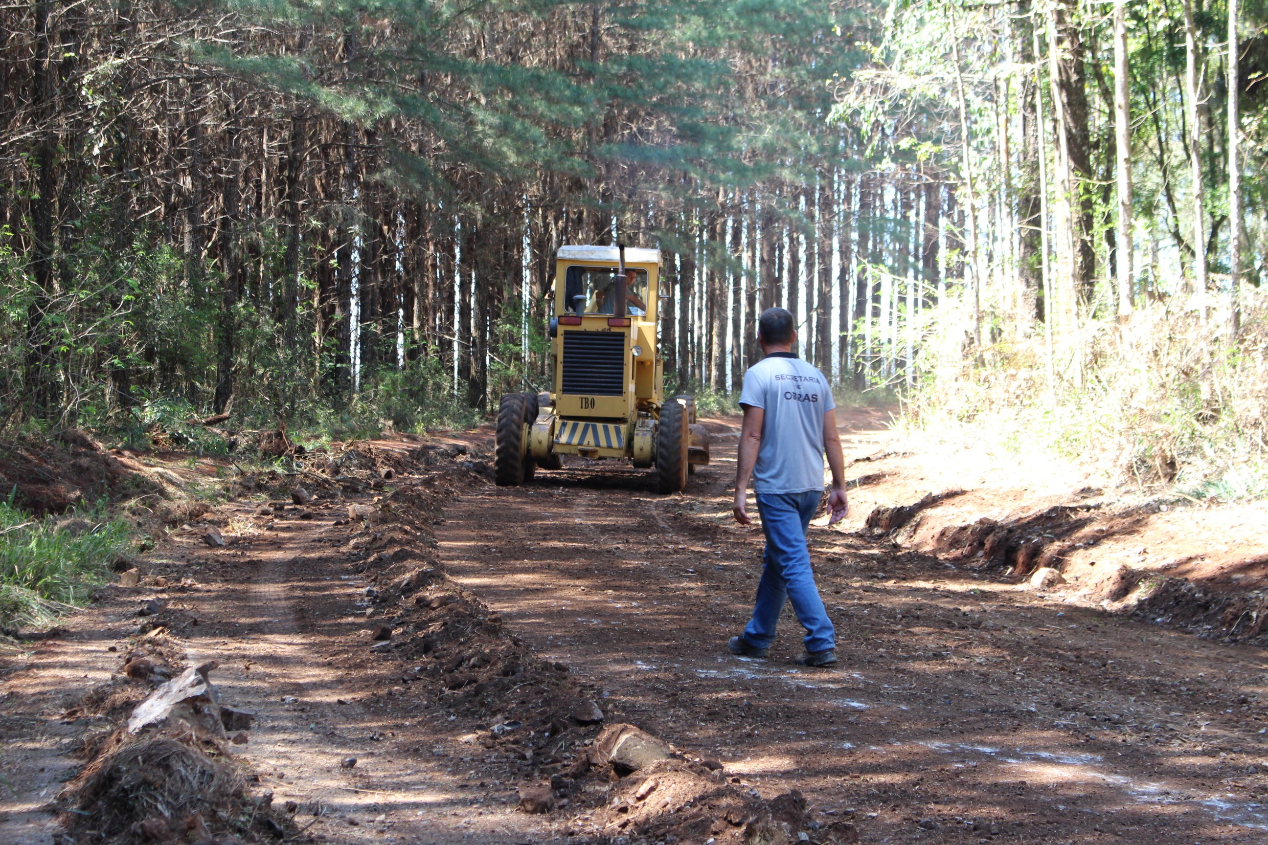 Read more about the article Secretaria de  Obras de três Barras realiza reparos em estradas do interior e manutenção em bairro da cidade