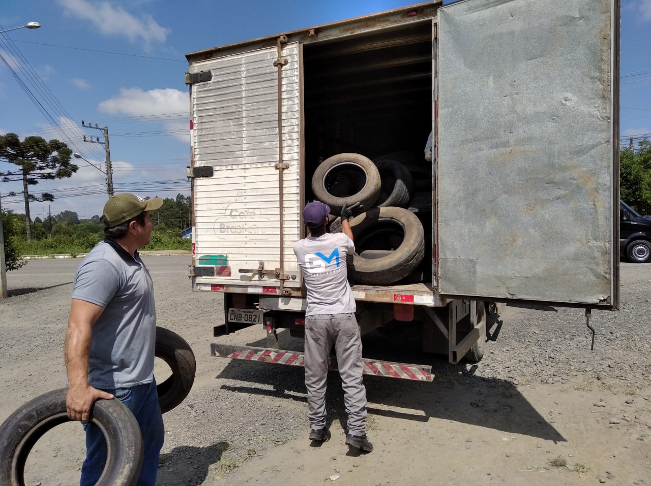 You are currently viewing Prefeitura realiza coleta de 150 pneus em desuso no distrito de São Cristóvão