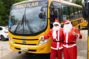 Read more about the article Papai Noel larga o trenó e dirige ônibus escolar em Mafra