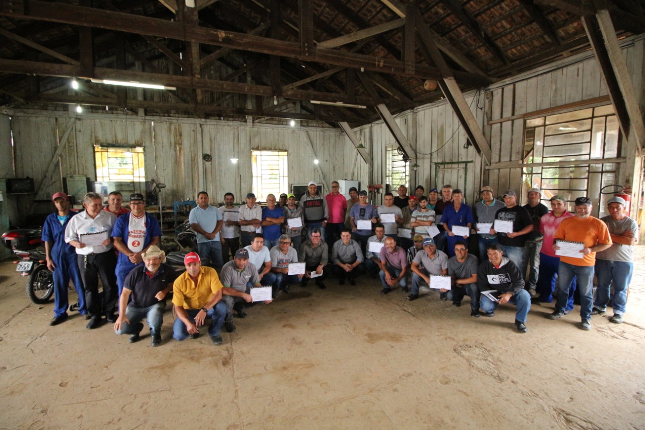 You are currently viewing Servidores da Secretaria de Obras fazem curso de manutenção preventiva de máquinas e veículos