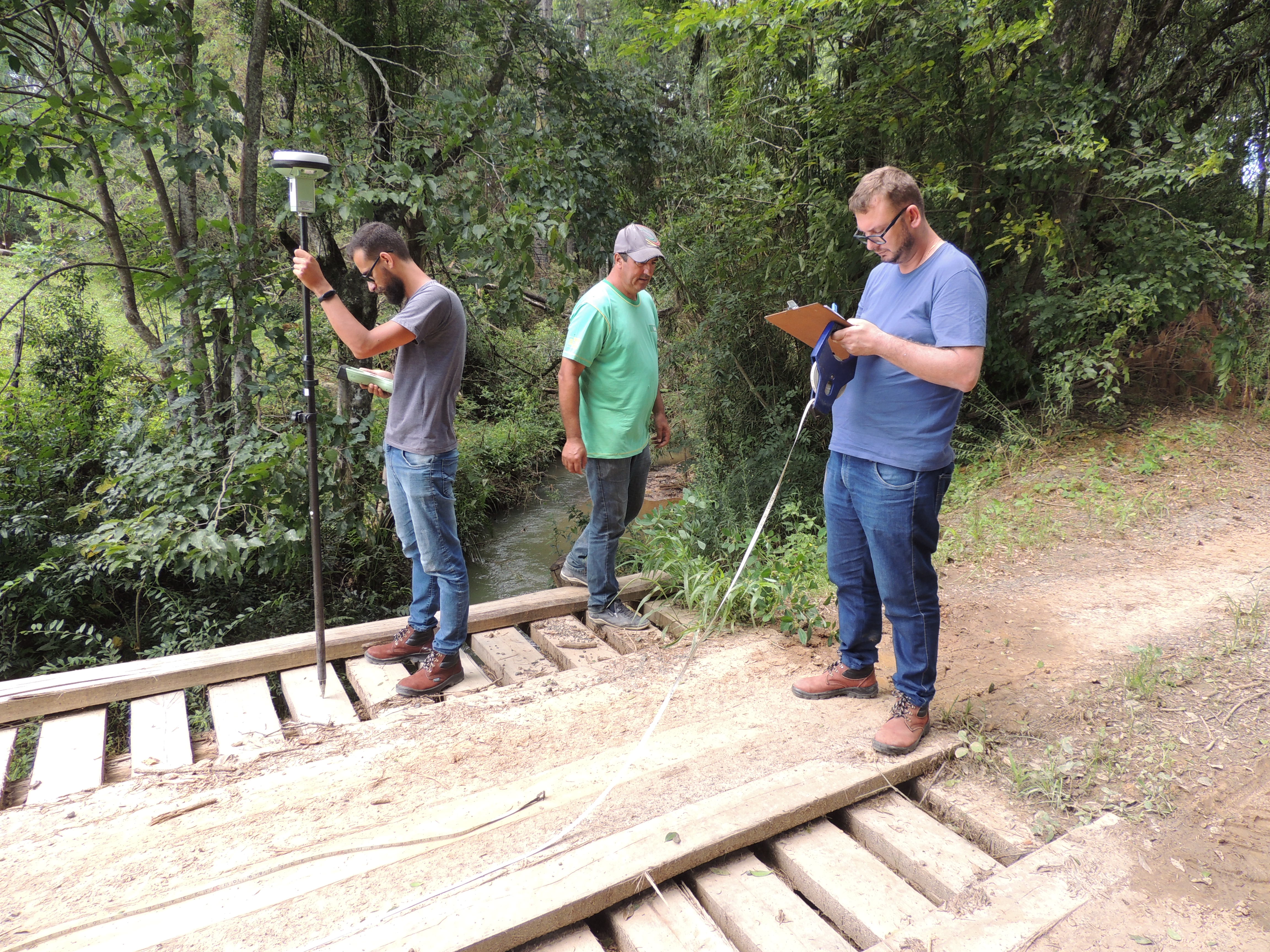 Read more about the article Equipe de topografia da Amplanorte levanta situação das pontes em Mafra