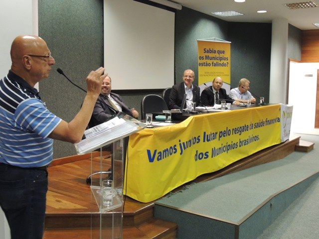 You are currently viewing “Municípios estão à beira da falência”, alerta o presidente da FECAM, durante protesto de prefeitos na Assembleia Legislativa