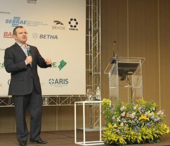 You are currently viewing Secretário de Estado da Fazenda fala sobre as perspectivas dos municípios com a arrecadação no 10º Congresso da FECAM em Chapecó