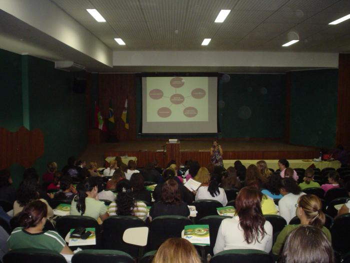 Read more about the article Educação reúne professores para capacitação com profissional do Sistema Positivo