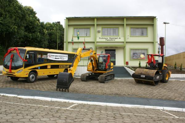 Read more about the article Administração de Papanduva recebe Escavadeira Hidráulica e Rolo Compressor