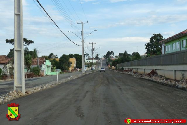 Read more about the article Avançam as obras do asfalto na Avenida XV em Monte Castelo