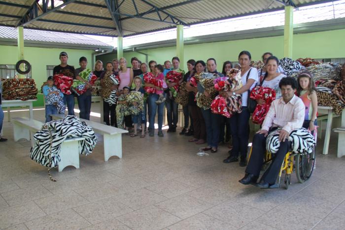 Read more about the article Famílias de Irineópolis são beneficiadas com mantas