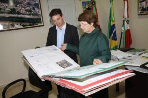 Read more about the article CEI Comecinho de Vida entrega livrão "Cartas para Mafra" ao Prefeito Municipal