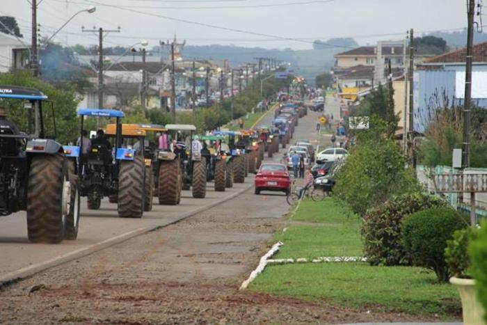 You are currently viewing Grande Público prestigiou em Irineópolis a 1º Festa do Trator