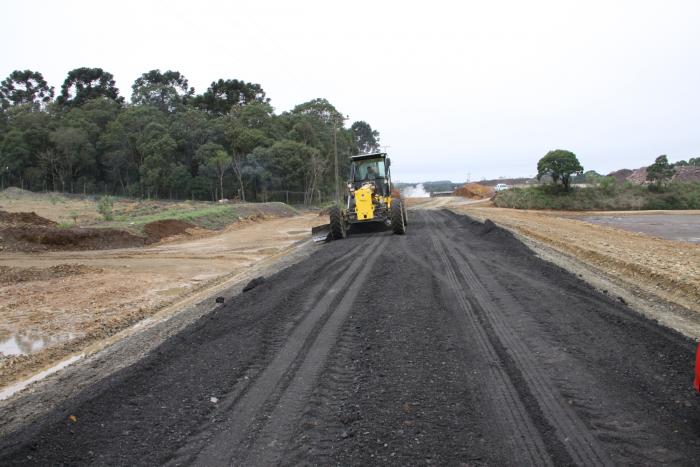 Read more about the article Prefeitura de Mafra coloca fresado de asfalto na estrada que dá acesso ao parque industrial e em mais três vias urbanas