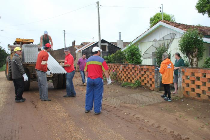 Read more about the article 10 mil telhas de amianto estão sendo distribuída a população de irineópolis atingida pela chuva de granizo