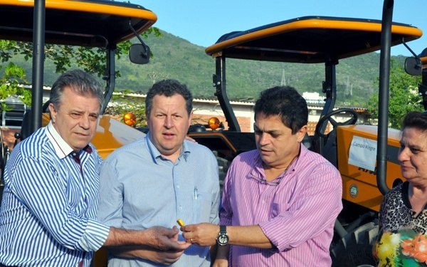 Read more about the article Irineópolis recebe trator da Secretaria de Agricultura