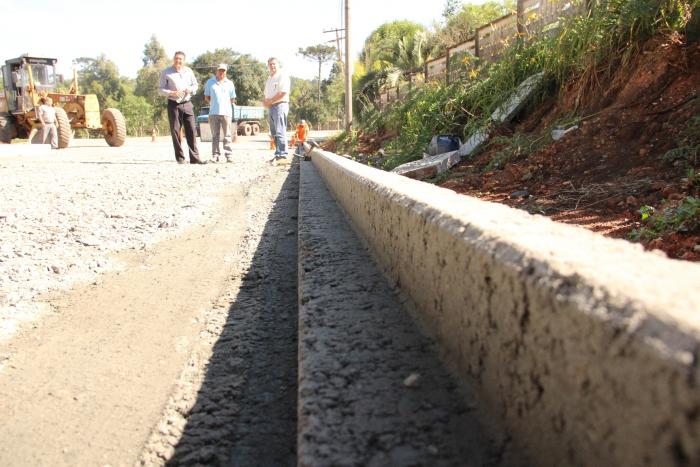 You are currently viewing Prefeito fiscaliza desenvolvimento de obras no bairro Piedade