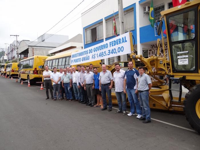 Read more about the article Porto União recebe nova motoniveladora e novos ônibus