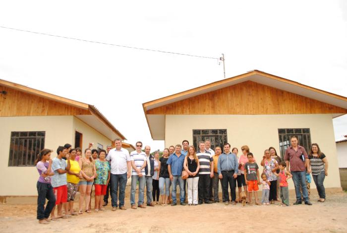 Read more about the article Mais quatro famílias canoinhenses receberam novas residências