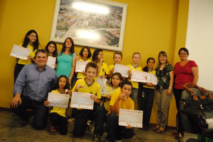 Read more about the article Leitores destaques das escolas municipais de Canoinhas recebem premiação