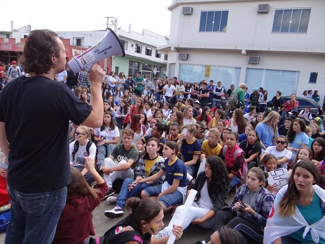 Read more about the article Jovens de Porto União e de União da Vitória realizam manifestação