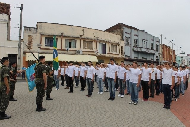 Read more about the article Jovens de Porto União prestam juramento a Bandeira