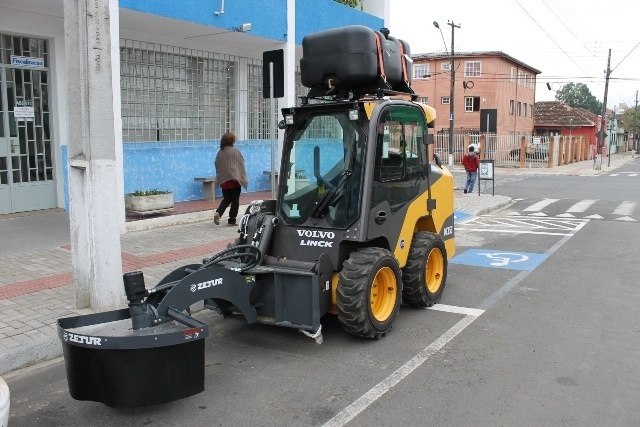 You are currently viewing Prefeitura de Porto União adquire equipamento para limpeza de ruas