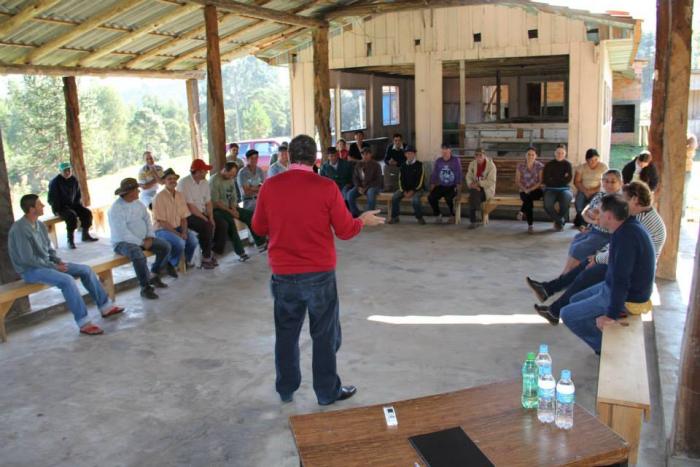 You are currently viewing Prefeito e vice de Irineópolis percorrem comunidades para conversar com os munícipes