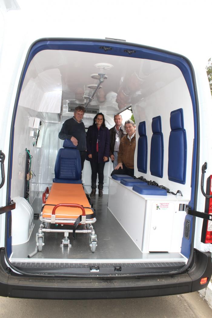 Read more about the article Prefeitura de Três Barras recebe ambulância do Governo do Estado