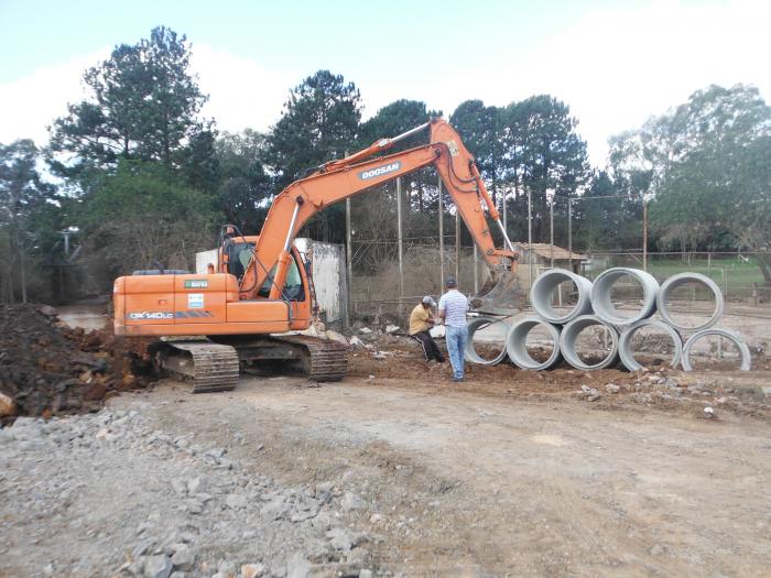 Read more about the article Drenagem pluvial é realizada em ruas de Mafra