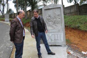 Read more about the article Porto União: Artistas fazem os últimos retoques da Via Sacra no Morro da Cruz