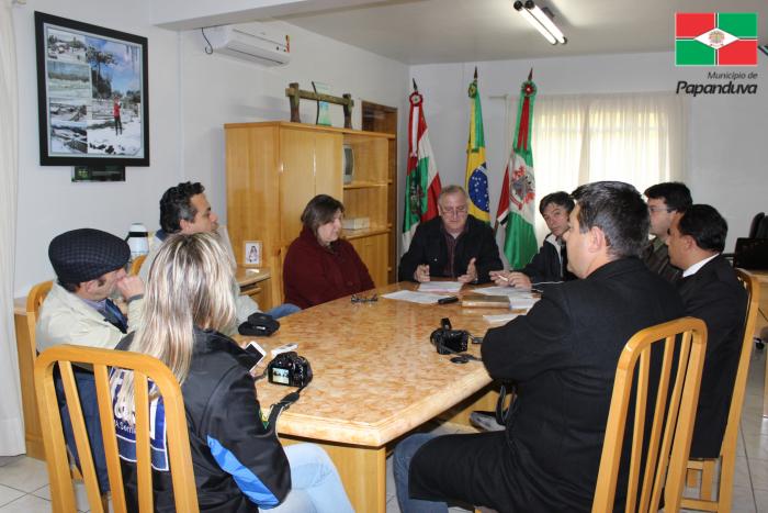 Read more about the article Prefeito e Vice de Papanduva concedem entrevista coletiva aos veículos de comunicação locais