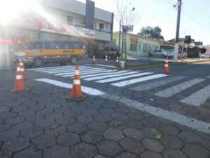 Read more about the article Mafra: DETRAMM realiza revitalização de pintura de faixa de pedestre na avenida Frederico Heyse e na Praça Lauro Muller