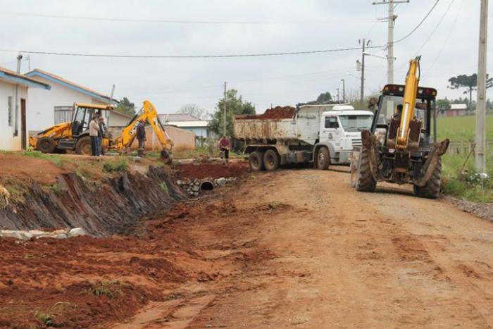 Read more about the article Irineópolis: Prefeito acompanha obras no Conjunto Habitacional