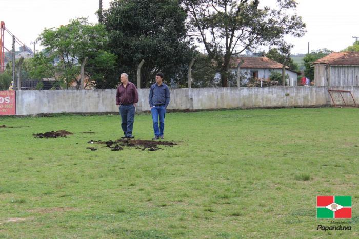 Read more about the article Prefeito de Papanduva visita início da obra no Campo de Futebol Dézio Frederico