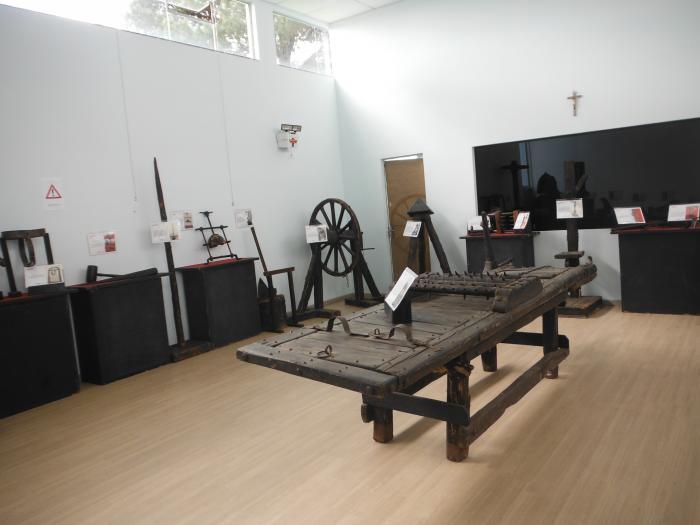 Read more about the article Ainda dá tempo de visitar a exposição internacional de máquinas de tortura em Mafra