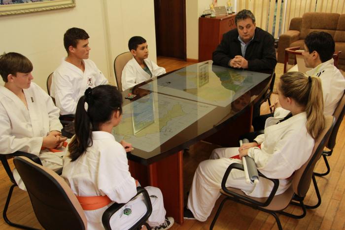 Read more about the article Prefeito recebe visita de atletas canoinhenses