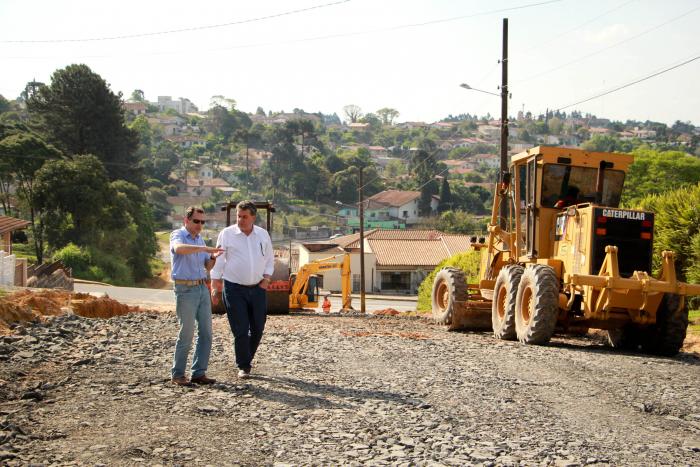 Read more about the article Canoinhas: Rua Kurt Mende recebe base para pavimentação asfáltica