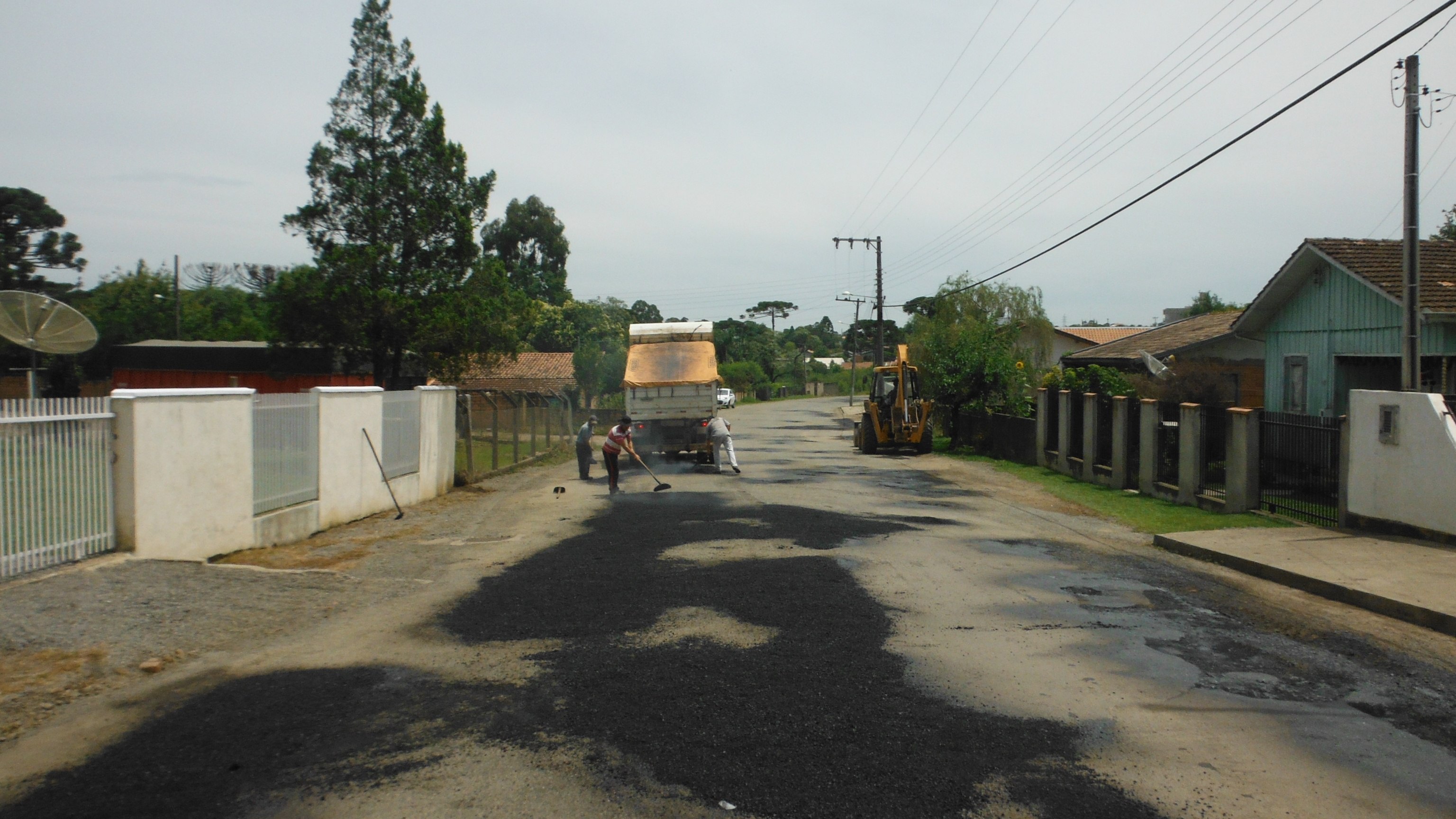 Read more about the article Iniciado tapa buracos na rua Guilherme Witt