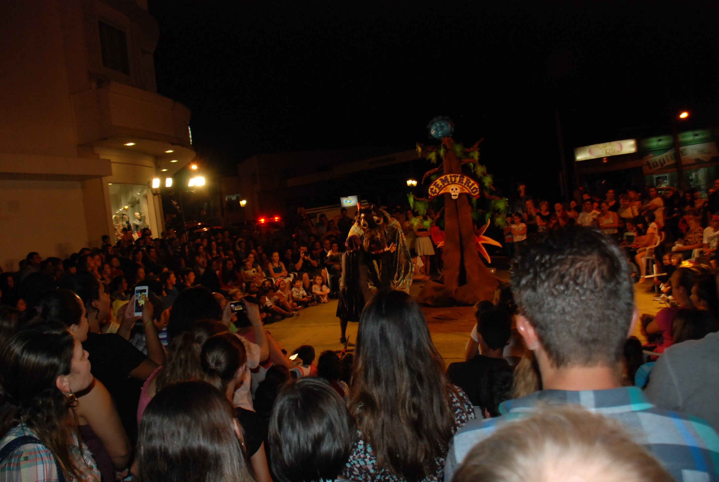 Read more about the article Teatro leva centenas de pessoas à praça Hercílio Luz