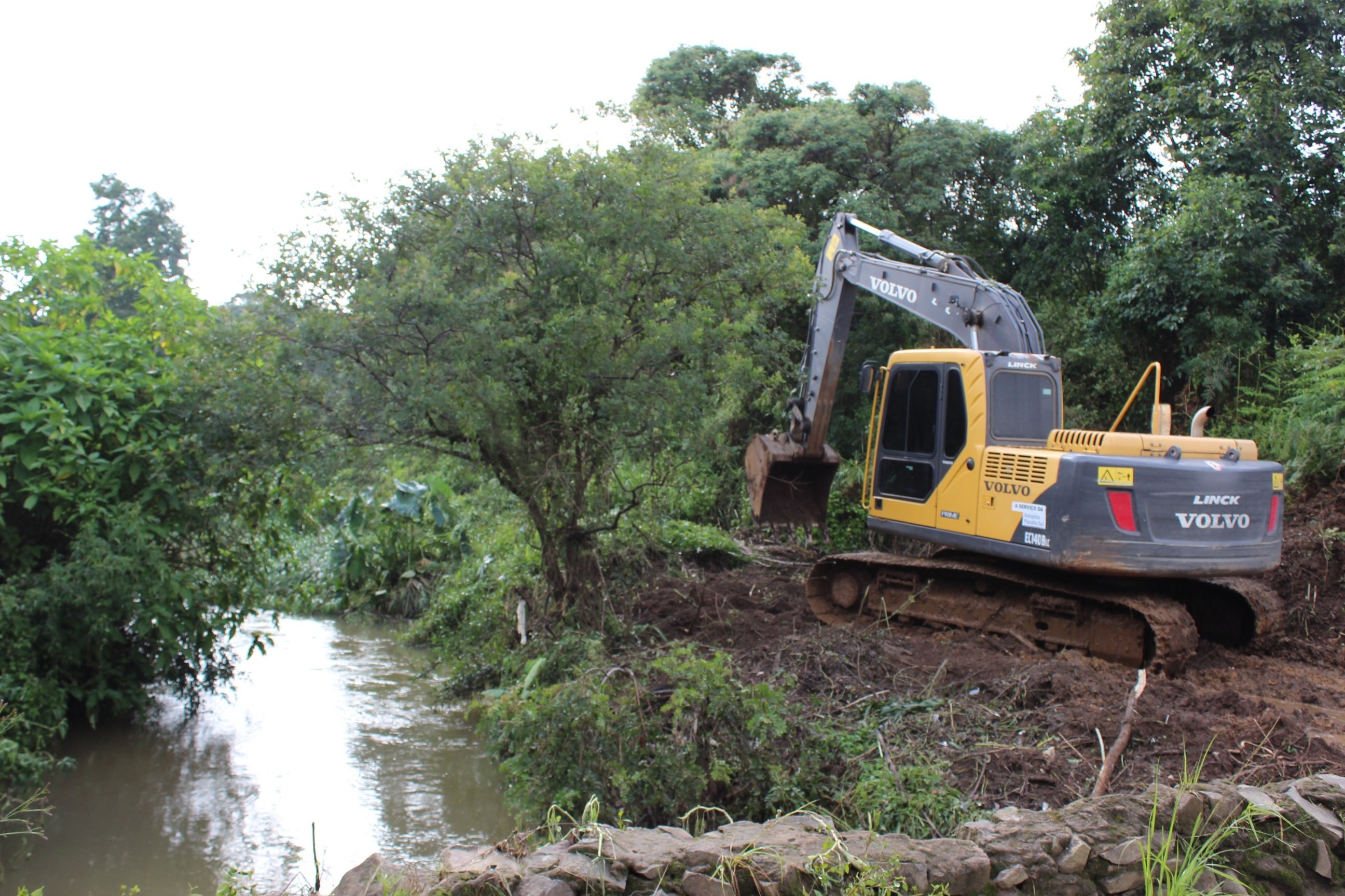 Read more about the article Começou hoje dragagem e desassoreamento do Rio Papanduva