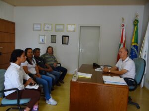 Read more about the article Representantes do bairro Jardim Oliveira visitam Prefeito Anízio