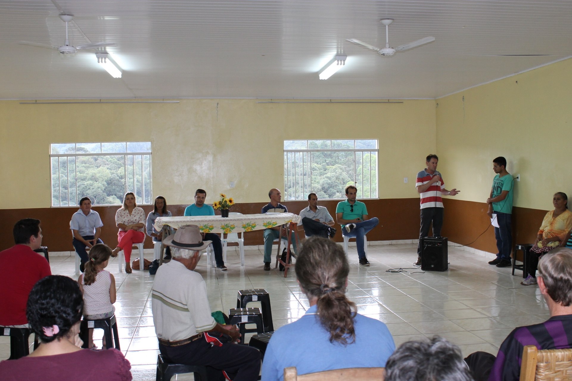 You are currently viewing Administração municipal participa de Assembleia Geral no bairro Jardim Oliveira