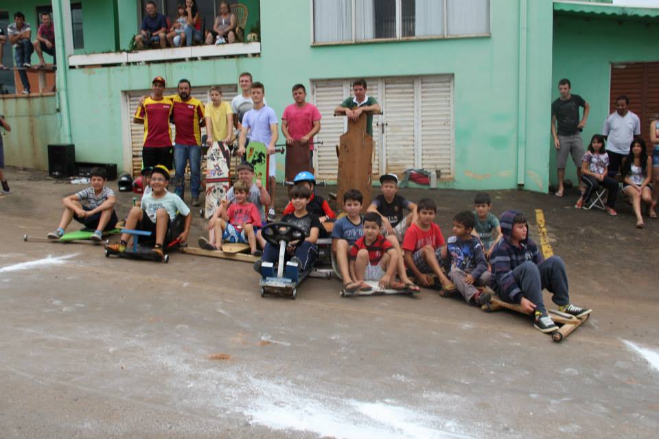 Read more about the article DME promove 1º Encontro e Corrida de Carrinhos de Rolimã