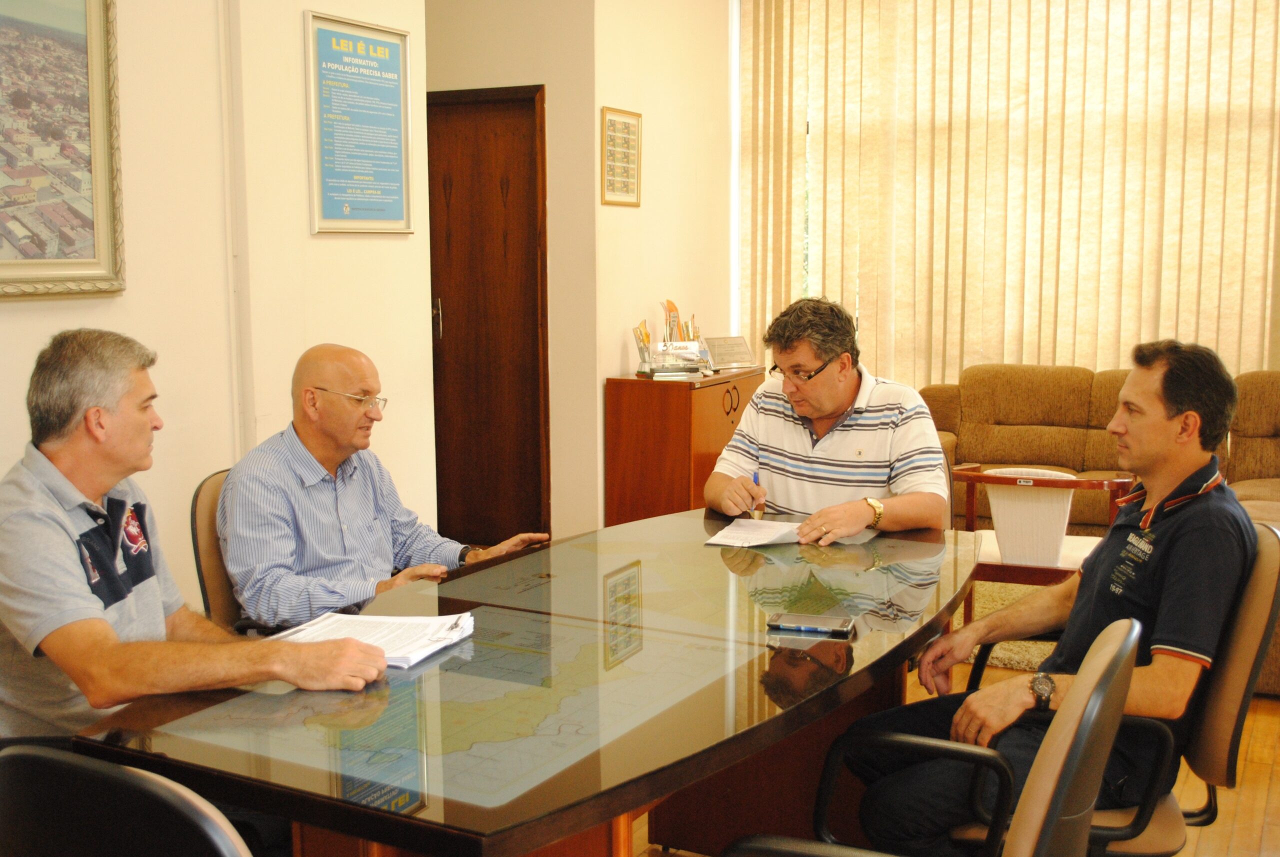 You are currently viewing Prefeito assina ordem de serviço para construção de cobertura em quadra poliesportiva