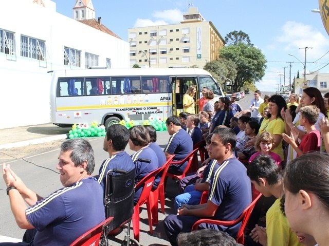 Read more about the article APAE de Canoinhas recebe micro-ônibus adaptado do Consulado Geral do Japão